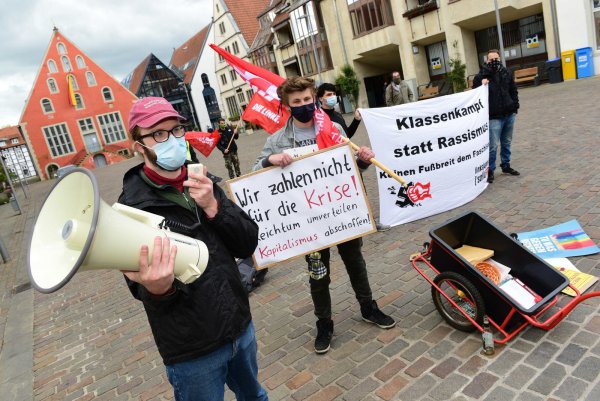 Kundgebung der Linken zum Tag der Arbeit: Frank Redelberg und Niklas Meier (rechts) auf dem Lemgoer Marktplatz. - © Nicole Ellerbrake