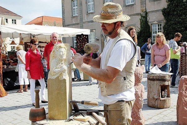 Vergangene Zeiten: Thierry Gangloff formt aus einem Sandstein-Klotz die Figur einer "trauernden Elfe". - © Andreas Beckschäfer