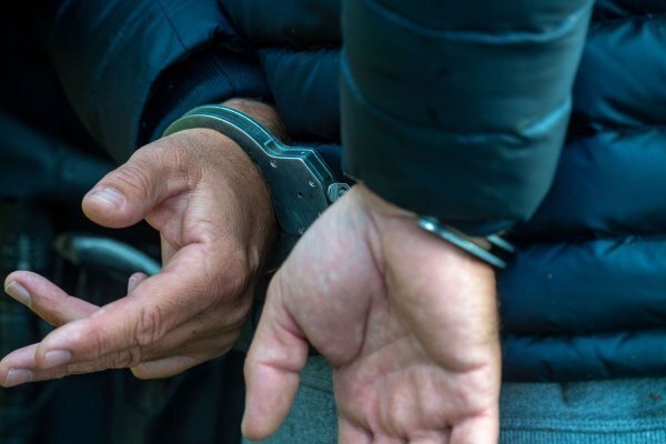 Die Polizei musste den Randalierer fesseln. - © Symbolbild dpa/Stefan Sauer