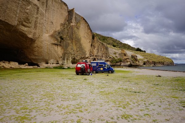 Zwei Wochen mussten Karolina und Fabian Weinfurtner aus Detmold am Titicacasee in Peru verbringen. Ganz allein waren sie nicht, ein deutsch/dänisches Pärchen und zwei Overlander aus Frankreich teilten ihr Schicksal. - © Bildrechte: Karolina und Fabian Weinfurtner