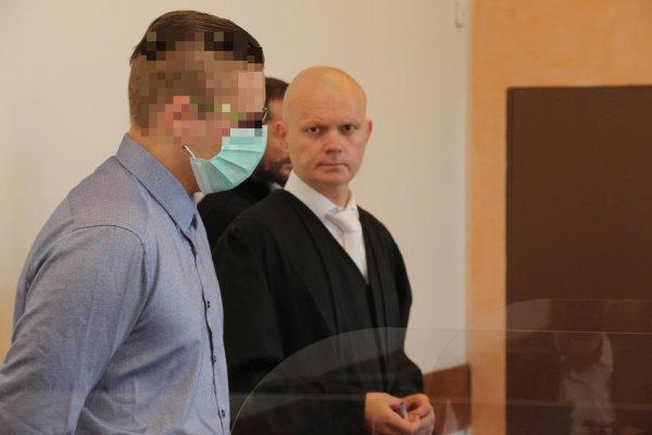 Der Angeklagte John D. (links) mit seinem Verteidiger Jerrit Schöll kurz vor Verhandlungsbeginn. - © Janet König
