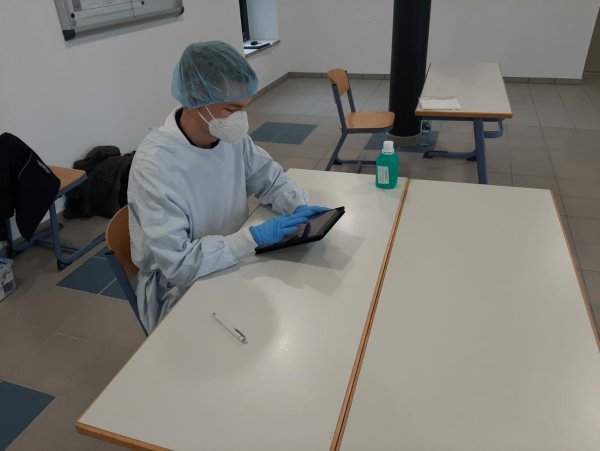 Mit Schutzausrüstung und Tablet sind die Rotkreuzler aus Bad Salzuflen unterwegs, um Abstriche zu nehmen. - © DRK Bad Salzuflen