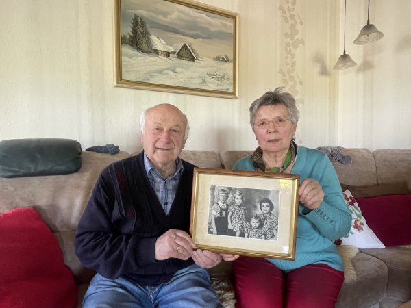 "Wir hatten Glück, dass wir in Detmold gelandet sind": Die Geschwister Horst Hengstler und Margrit Vathauer mit dem Familienbild. Über dem Sofa hängt ein Landschaftsbild aus der Heimat, gemalt von einer polnischen Malerin. - © Silke Buhrmester
