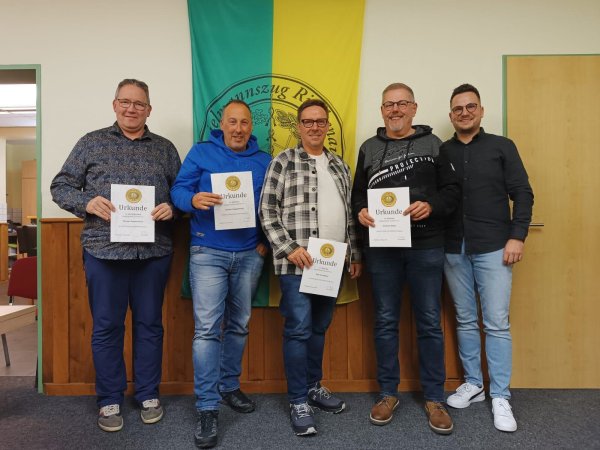 Ausgezeichnet: Thomas Deppenmeier, Marcus Deppenmeier, Ralf Trompeter, Andreas Meyer mit Vorsitzendem und Mario Brenker (von links). - © Maren Becker