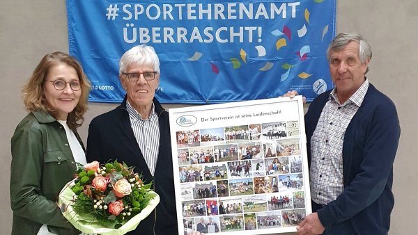 Das Foto zeigt Friedolin Schäfers (Mitte) mit Doris Tito (links) und Heinz-Friedrich Korf. - © SV Feldrom-Veldrom-Kempen