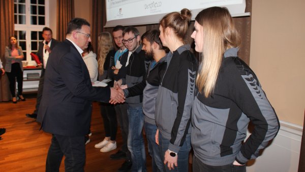 Carsten Lemm vom Sportverband Detmold gratuliert den erfolgreichen Indiaca-Sportlern der CVJM SG Sylbach/Pivitsheide, die bei den Deutschen Meisterschaften auf dem Treppchen gelandet sind. - © Stadt Detmold