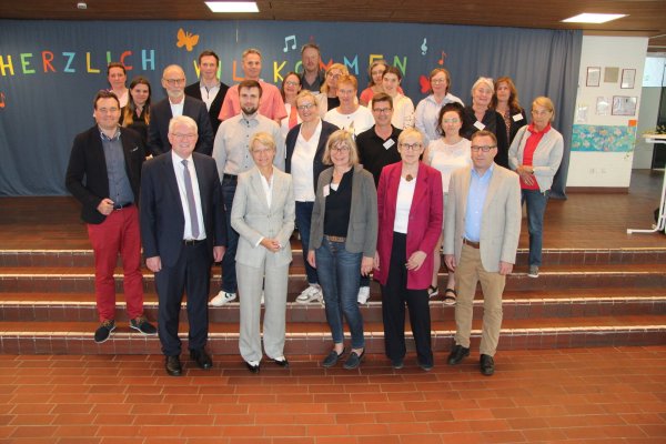Das Kollegium der Grundschule In der Senne unterhielt sich einen Vormittag lang mit NRW-Schulministerin Dorothee Feller (vorn, 2. von links). Rechts daneben Schulleiterin Ute Krause, links Bürgermeister Thomas Katzer, dahinter Wolfgang Huppke (CDU), der den Besuch initiiert hatte. - © Dieter Asbrock