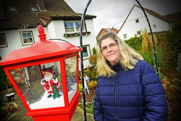Manuela Heimann steht vor ihrem Weihnachtshaus in Spork. - © Nicole Ellerbrake