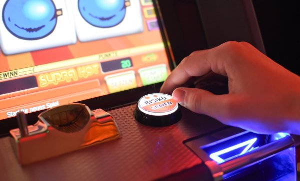 Wer in der Sperrdatei eingetragen ist, wird nach den geltenden Vorschriften der Zutritt zu Casinos, Spielbanken oder Spielhallen verwehrt. - © Britta Pedersen