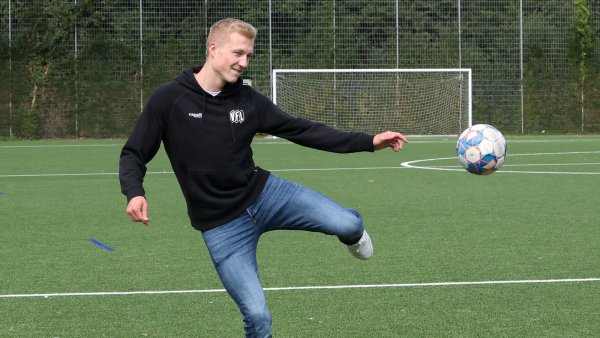 Auf dem Sportplatz in Pivitsheide zieht Niklas Wiemann fürs LZ-Foto ab. An der Hebbelstraße begann er als Fünfjähriger, spielte für den SuS. - © Paul Cohen
