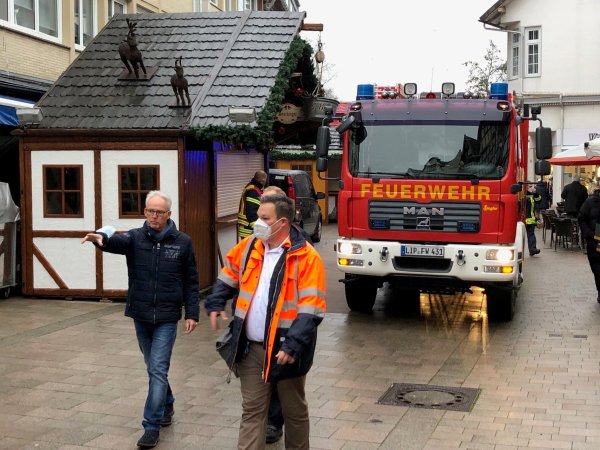 Passen große Feuerwehrfahrzeuge an den Buden des Weihnachtstraums vorbei? Werbegemeinschaftschef Michael Welslau (vorne, links) und Lars Wolfmeier (rechts) vom Fachdienst Tiefbau der Stadt gehen voran. - © Thomas Reineke