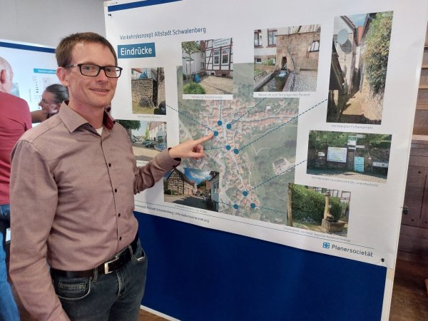 Christian Bexen, Geschäftsführer des beauftragten Planungsbüros, hat die ersten Ergebnisse des Verkehrskonzepts präsentiert. - © Michaela Weiße