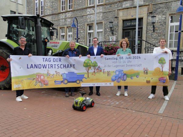 Sie laden zu einem "Tag des Entdeckens der Landwirtschaft" ein: (von links) Ralf Hammacher (Geschäftsführer des Stadtmarketings), Dieter Hagedorn (Vorsitzender des Landwirtschaftlichen Kreisverbandes Lippe), Bürgermeister Matthias Kalkreuter, Maren Bicker (Sprecherin des Ortsverbandes Lippe-West im Kreis-Landfrauenverband) und Yannik Seeberg (Stadtmarketing). (Foto: Hajo Gärtner) - © Hajo Gärtner
