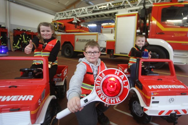 Startklar für ihren ersten Einsatz: Sophie, Michel und Mika waren beim Testlauf für die Kinderfeuerwehr Bad Salzuflen dabei. Von ihnen gibt es einen Daumenhoch. - © Foto: Daniel Hobein / Feuerwehr Bad Salzuflen
