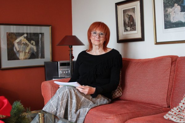 Liane Kreye sitzt ihrer "Lernecke" auf dem Sofa. Hier studiert sie die Textbücher und lernt ihre Teile auswendig. - © Lorraine Brinkmann