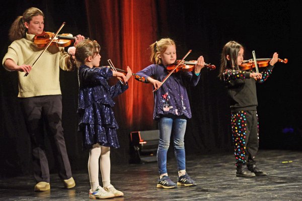 Musiklehrerin Caroline Jutzi-Fischer mit ihrer Geigengruppe - © Nicole Ellerbrake