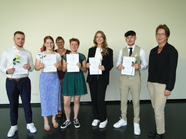 Lüttfeld-Schulleiterin Andrea Brasch (rechts) und Bildungsgangleiterin Synke Rothe (Dritte von links) zeichnen die Schüler mit dem besten Abitur-Notendurchschnitt aus (von links): Florian Schmelzer, Inga Merschel, Sophia Luisa Groß, Carlotta Wehmeier und Fynn von Rothkirch. - © Hajo Gärtner