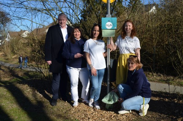 Bürgermeister Daniel Hartmann (v.l.), Jasmin Erdmann (Kinderschutzbund), die beiden Gründerinnen Vanessa Senses und Kathrin Valencia sowie Kinderschutzbundvorsitzende Sina Schreiber präsentieren die Oilette - Höxter erstes Klo für Kinder. - © Nicole Fischer