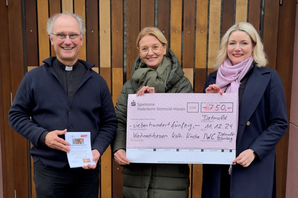 Präsidentin Sylvia Künnemeyer (Mitte) und Franziska Louis (rechts) vom Inner Wheel Club Detmold-Blomberg überreichen Pfarrer Dr. Dr. Markus Jakob eine Spende von 750 Euro. - © Bildrechte: Inner Wheel Club