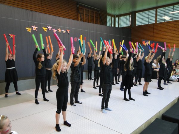 Kinder der Grundschule Hardissen präsentieren in der voll besetzten Schulturnhalle lustige Lieder und begleiten sie rhythmisch und tänzerisch. - © Hajo Gärtner