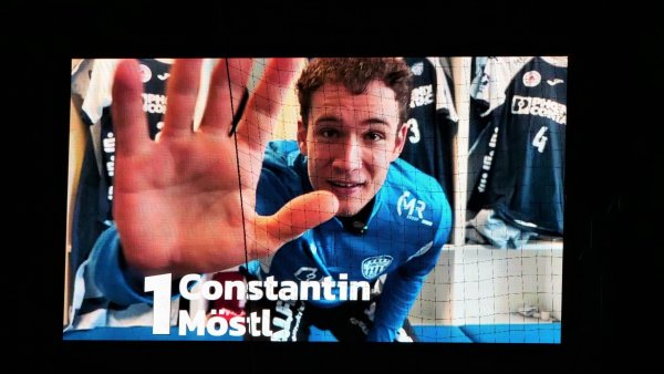 So verkündete Constantin Möstl über die Video-Wände in der abgedunkelten Phoenix-Contact-Arena seine Vertragsverlängerung bis 2028. - © Jörg Hagemann