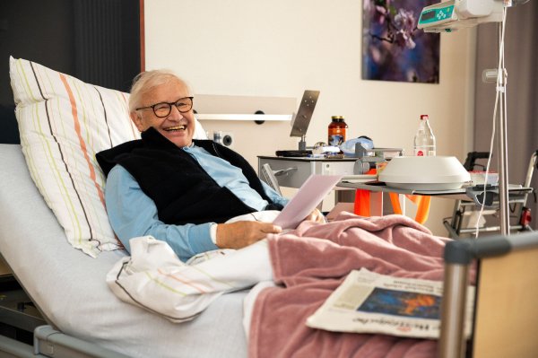 Gert Gröper ist 77 Jahre alt und liegt seit zwei Wochen auf der Palliativstation. Seinen Humor hat er dort nicht verloren. - © Kreisklinikum Herford-Bünde