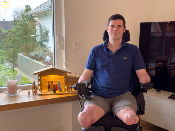 Georg Winterling kämpft in seinem Alltag für möglichst viel Mobilität und Selbstständigkeit. Zuhause in Bielefeld trainiert der 41-Jährige jeden Tag mit Therapeuten und Trainern. - © Jan-Philipp Adams