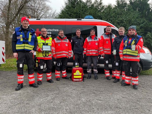Das ehrenamtliche Team des Deutschen Roten Kreuzes, das die Eröffnung von Kläschen mithilfe der smarten Einsatzkräfteortung begleitet hat: (von links) Thomas Rottmann, Sven Stelzer, André Wiebesiek, Karl Hammer, Dr. Andreas Arnlind, Bastian Wieneke, Lucas Tegt und John Bruschinski. - © Alte Hansestadt Lemgo