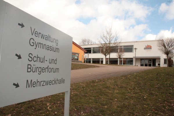 Die Großbaustellen der Stadt Barntrup der letzten zwei Jahre auf einem Schild: während die Arbeiten am Schul- und Bürgerforum abgeschlossen sind, laufen sie an der Mehrzweckhalle. Beim Gymnasium, das nun zur Sanierung ansteht, bereitet die komplizierte Dachentwässerung Probleme. - © Sylvia Frevert