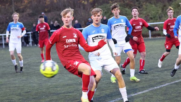 Henri Krutz von der A-Jugend der SG Bentorf/Hohenhausen (links) verpasst den Ball ebenso wie JFV-Angreifer Nico-Leandro Zishart. - © Paul Cohen