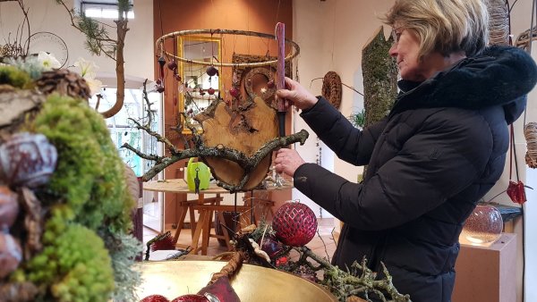 Reduzierte Zutaten, große Wirkung: Am liebsten arbeitet Anne Bussen mit natürlichen Materialien. So lassen sich Kunstwerke zaubern, die das Heim auch in schwierigen Zeiten verschönern. - © Marianne Schwarzer