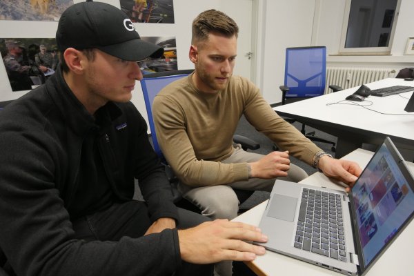 Die Jungunternehmer Felix Meyer (links) und Paul Neudorf rufen zu Spenden zur Weihnachtszeit auf. Sie selbst helfen mit ihren Spenden am liebsten Kindern. - © Jost Wolf