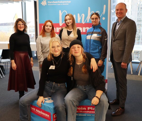 Tuba Kantis (links) und Carl Christian Goll (rehts) zeichneten Vanessa Pennekamp, Marija Momcilovic, Hannah Lindemann (stehend, von links) sowie Tjara Indermark und Merle Heiligtag (sitzend, von links) als lippische Ausbildungsbotschafterinnen aus. - © Handwerkskammer OWL