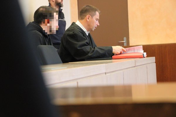 Verteidiger Torsten Gieseke nimmt kurz vor Start des dritten Prozesstages neben seinem Mandanten Platz. Der 30-Jährige muss sich hier auf der Anklagebank wegen Mordes nach einem tödlichen Verkehrsunfall in Lügde verantworten. - © Janet König