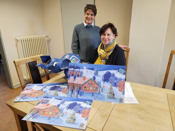 Kerstin Westerfeld und Monika Frodermann hoffen, dass möglichst alle Adventskalender verkauft werden. Der Erlös kommt den Kindern zugute. Einige von ihnen bekommen nach Schulschluss die erste Mahlzeit am Tag im Haus des Kinderschutzbundes Lage. - © Astrid Sewing
