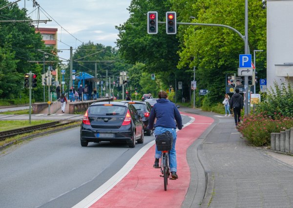 Über die Kurt-Schumacher-Straße soll die Fahrradstraße Richtung Uni Bielefeld geführt werden. Für Autos soll es aber stadteinwärts keine Einbahnstraßenregelung mehr geben. - © Andreas Zobe