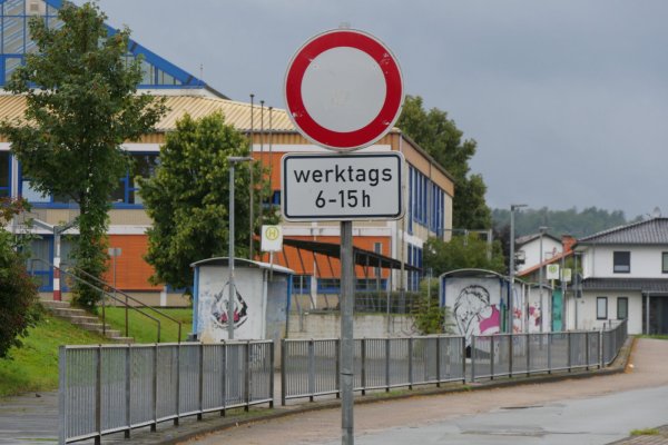 Vier Löcher im „Durchfahrt-verboten"-Schild am Schulzentrum in Horn zeugen noch von der wegen der Coronavirus-Pandemie geänderten Anfahrtregelung diverser Horner Schulen. - © Jost Wolf