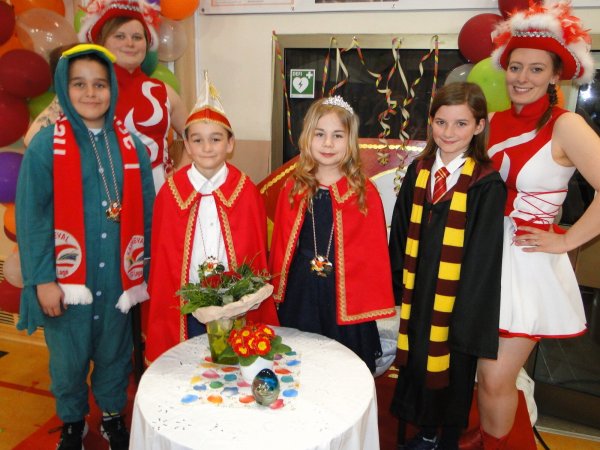 Das neue Kinder-Prinzenpaar und dessen Vorgänger-Regenten, umrahmt von Tänzerinnen der Tanzgarde: (von links) Matti I. Winter, Cathleen Krybus, Piet I. Möller, Lotta I. Welsandt, Lene I. Echterling und Saskia Bruns. - © Hajo Gärtner