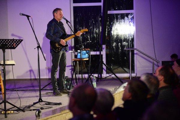 Die Zuhörer lauschen im Gemeindezentrum der Musik von Albert Frey. - © Nicole Ellerbrake