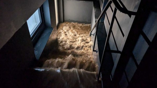 Beim Hochwasser am 14. August 2024 drang das Wasser in zahlreiche Häuser in Retzen ein. - © Whatsapp-Unwettergruppe Retzen