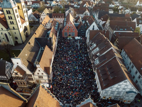 Um Demokratie und Vielfalt ging es auch bei der Demonstration auf dem Lemgoer Marktplatz am vergangenen Wochenende. Auch Jugendliche waren unter den Teilnehmern. - © Julien Seck