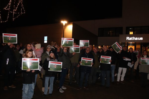 Das Baugebiet Brunsheide wurde schon mal als „Leuchtturmprojekt“ für Leopoldshöhe bezeichnet. Mit der Abbildung auf ihren Schildern spielten die Demonstranten auf die ihrer Meinung nach zu hohen Gebäude an.
Foto: Knut Dinter - © Knut Dinter