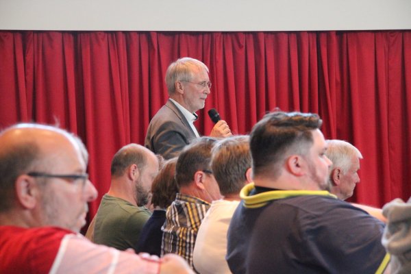 Udo Zippel, einer der Initiatoren des Bürgerbegehrens pro MVZ, spricht während der Ratssitzung am Donnerstagabend im Bürgerbegegnungszentrum Hohenhausen. - © Jens Rademacher