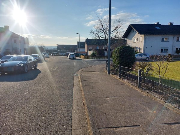 Der Einmündungsbereich Wittenauer Straße (rechts) wird auf beiden Seiten durch Pflanzbeete verengt. - © Michaela Weiße