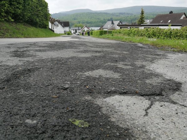 Die Brunnenstraße in Glashütte ist ein einziger Flickenteppich und soll daher neu gemacht werden. - © Freya Köhring