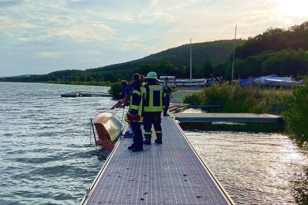 Dieses Segelboot ist am Sonntagabend auf dem Schiedersee gekentert. - © Feuerwehr Schieder-Schwalenberg