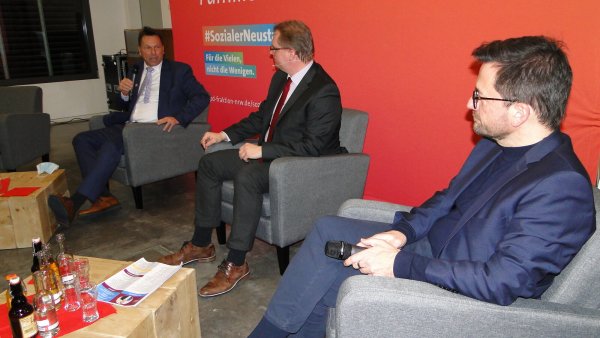 Bürgermeister Frank Hilker (von links) erläutert den SPD-Landtagsabgeordneten Dennis Maelzer und Thomas Kutschaty die Vorzüge des „Familienbüros", das die Stadt vor kurzem eingerichtet hat. - © Hajo Gärtner