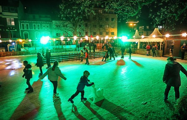 In den vergangenen Jahren eine beliebte Attraktion, doch in diesem Jahr gibt es auf dem Bielefelder Klosterplatz keine Eisbahn. - © Sarah Jonek
