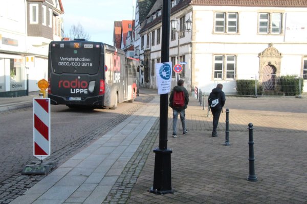 Ab hier ist Maskenpflicht: Die Stadt Horn-Bad Meinberg hat den Marktplatz, Schulwege und Bereiche vor Kindergärten zur Maskenzone erklärt. Auch die meisten anderen lippischen Kommunen haben für ihre möglichen Hotspots Maskenpflicht angeordnet. - © Dieter Asbrock