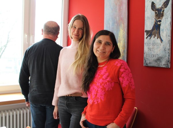 "Ich dachte, ich wäre der Dinosaurier der Klasse": Davina Sturm (35, Mitte) aus Augustdorf mit Olga Argentiero (45) aus Lemgo und ihrem 58-jährigen Lemgoer Mitschüler Valentin (Name geändert). - © Annika Langhagel